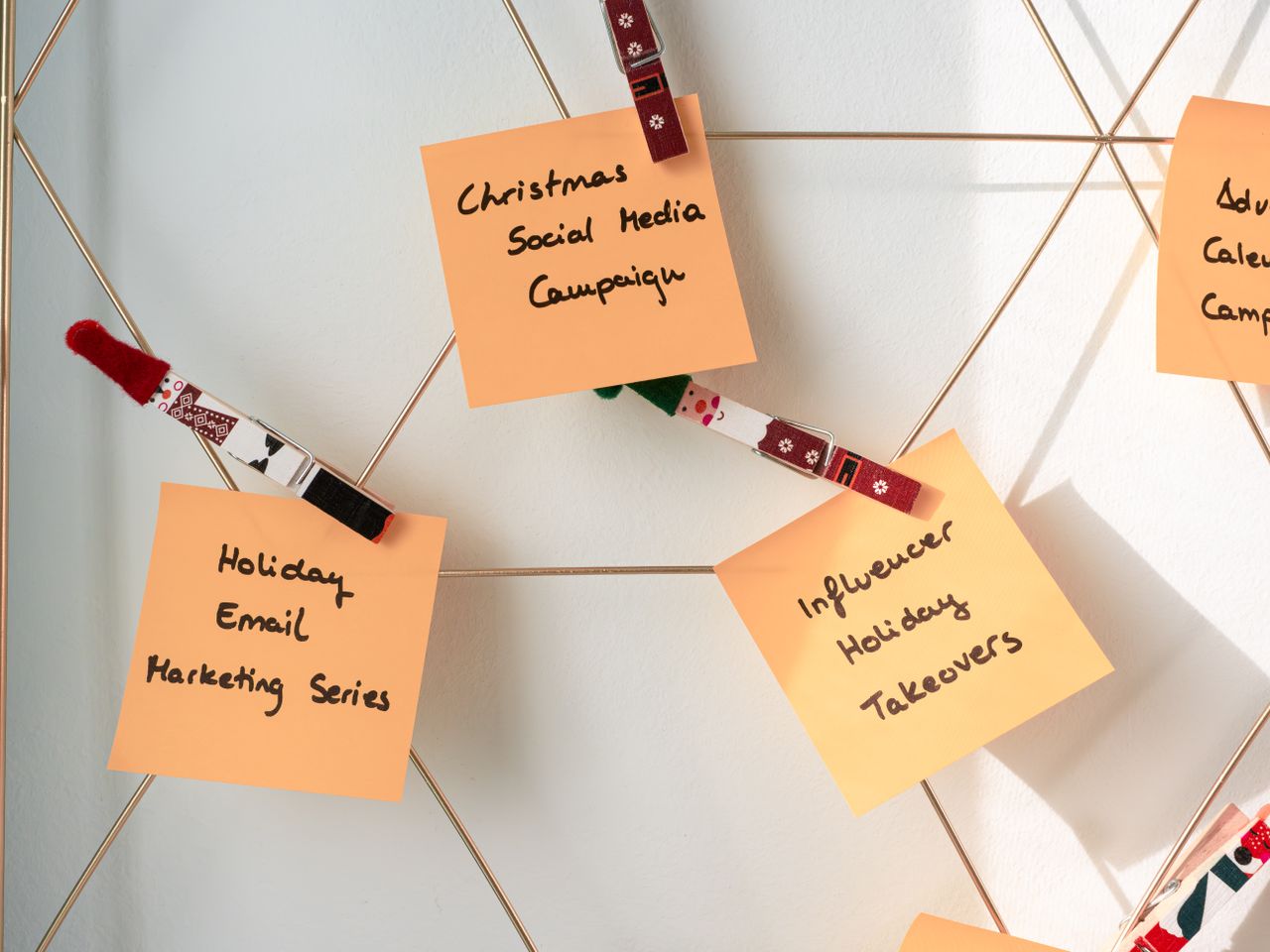 Post-its présentant des idées de marketing pour les fêtes, destinées aux campagnes de Noël sur les réseaux sociaux et par e-mail.